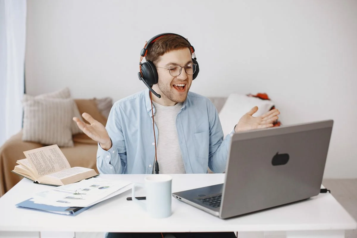 Homem conversando online com fones de ouvido