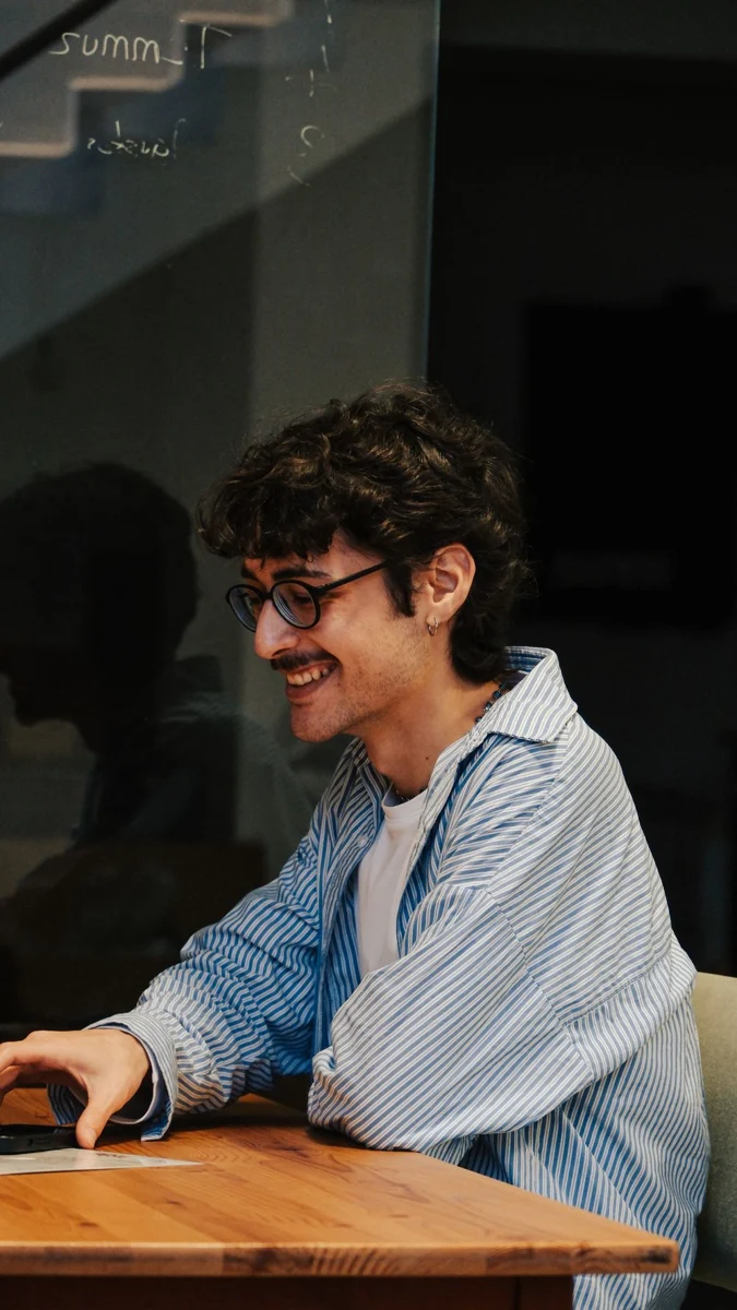 Homem sorrindo ao estudar online